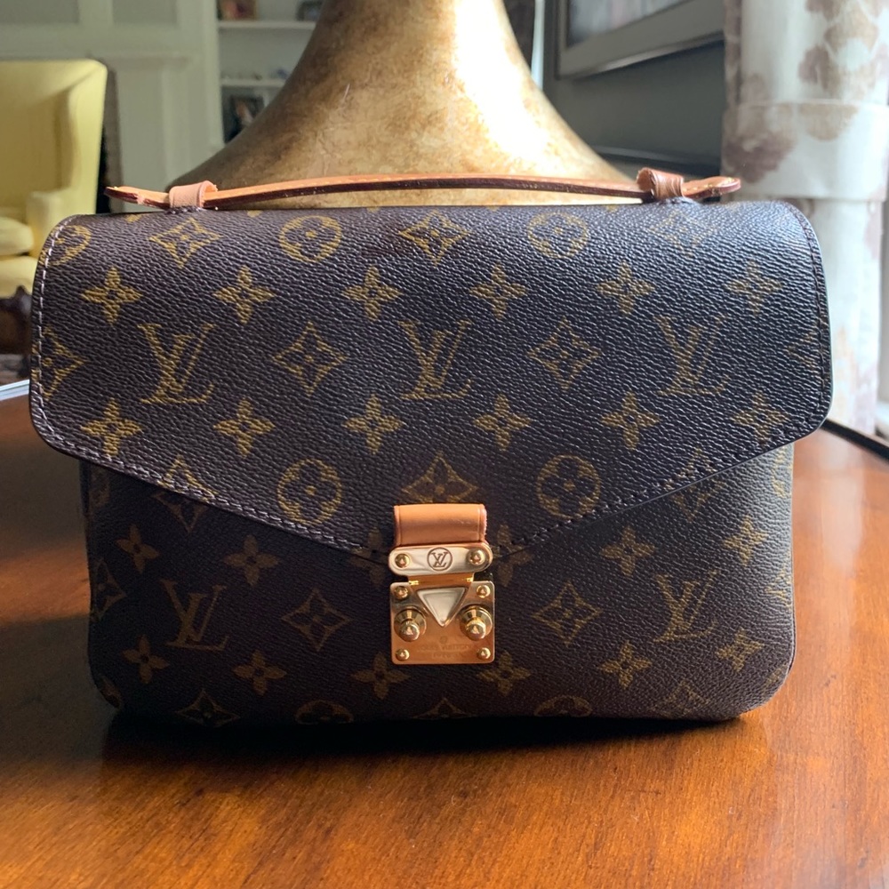 Louis Vuitton Pochette Métis in monogram